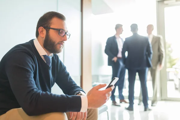 Geschäftsmann mit Smartphone im Wartezimmer. — Stockfoto