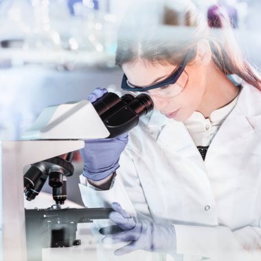 Kadın sağlık araştırmacılar bilimsel laboratuvarda çalışan.