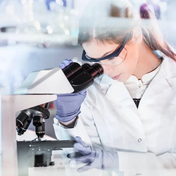 Θηλυκό υγειονομική περίθαλψη ερευνητών που εργάζονται στον επιστημονικό εργαστήριο. — Φωτογραφία Αρχείου