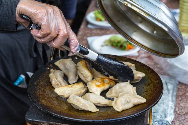 Dumplings fritos en la parrilla en el puesto de comida . — Foto de Stock