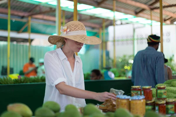 Compras de viajeros en el tradicional mercado de comida Victoria, Seychelles . — Foto de Stock