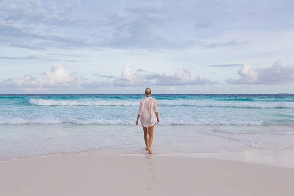 Frau im Sommerurlaub am tropischen Strand von Mahé Island, Seychellen. — Stockfoto