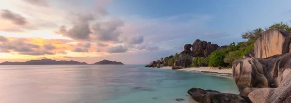 Dramatischer Sonnenuntergang am Strand von anse source dargent, la digue island, seychellen — Stockfoto