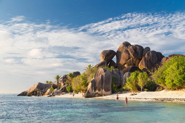 Bella Anse Source dArgent spiaggia tropicale, isola di La Digue, Seychelles . — Foto Stock