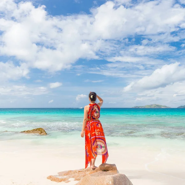 Frau genießt Anse Patates Bilderbuchstrand auf der Insel La Digue, Seychellen. — Stockfoto