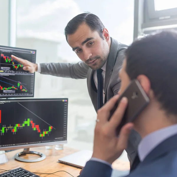 Börsenmakler schauen auf Computerbildschirme, handeln online. — Stockfoto