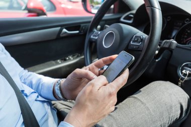 Sürüş sırasında cep telefonuna işadamı manifatura.