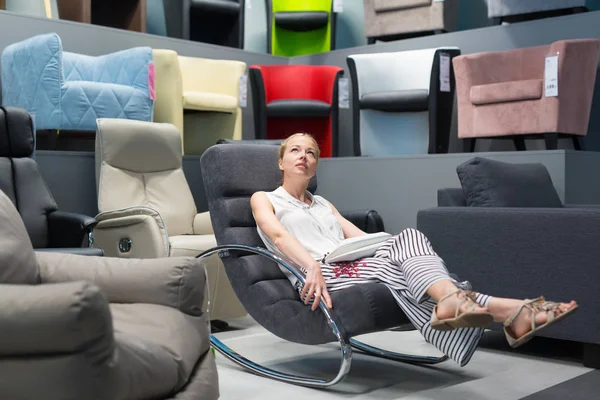 Frau kauft Möbel, Sofa und Wohnaccessoires im Geschäft — Stockfoto
