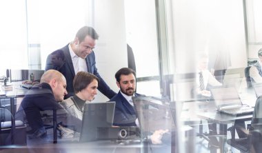 Şirket ofisinde çalışan iş ekibi..