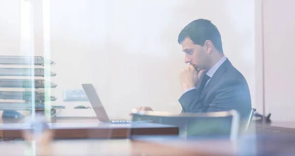 Homme d'affaires élégant analysant les données dans un bureau moderne . — Photo