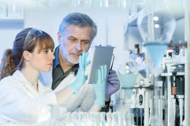 Bilimsel laboratuvarda çalışan sağlık araştırmacıları.