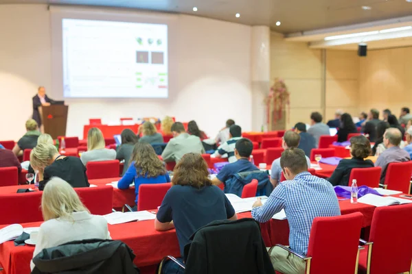 Publikum v přednáškovém sále na vědecké konferenci. — Stock fotografie