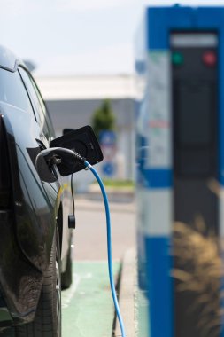 Şarj olan bir elektrikli arabaya güç kaynağı takıldı..