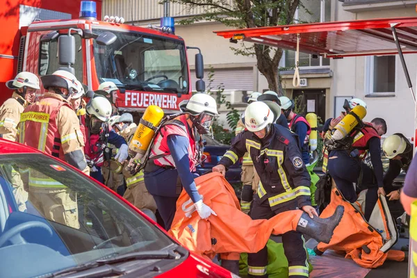 Bombeiros se preparando para intervir no local do acidente químico . — Fotografia de Stock