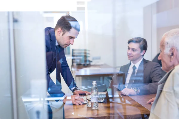 Gente de negocios sentada y lluvia de ideas en la reunión corporativa. — Foto de Stock