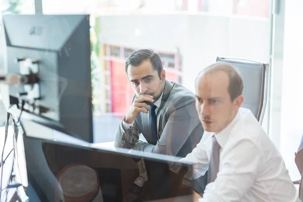 Équipe d'affaires analysant les données lors d'une réunion d'affaires. — Photo