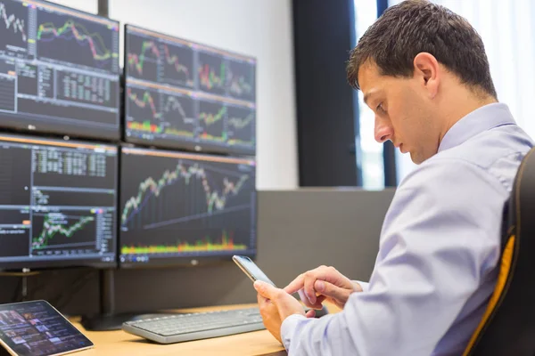 Börsenmakler handeln online mit Handy-Anwendung. — Stockfoto