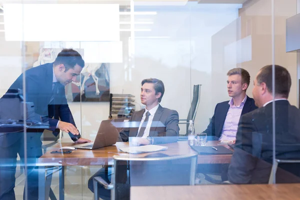 Gente de negocios sentada y lluvia de ideas en la reunión corporativa. —  Fotos de Stock