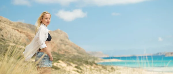 Mulher feliz livre desfrutando do sol em férias . — Fotografia de Stock