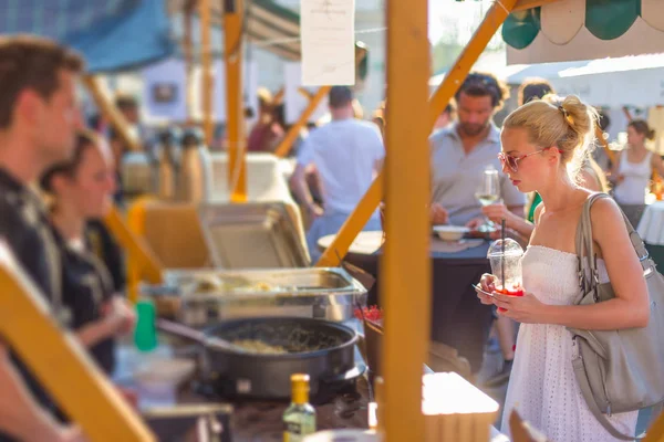 Kobieta, zakup posiłku festiwalu Sprzedawcy uliczni. — Zdjęcie stockowe