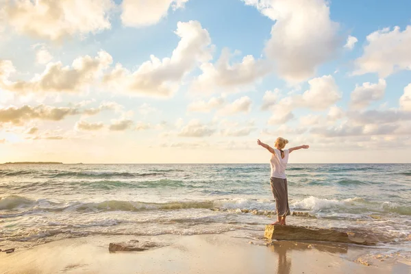 Mujer feliz gratis disfrutando del atardecer en Sandy Beach —  Fotos de Stock