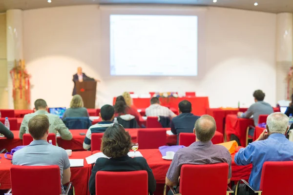 Publiken i föreläsningssalen om vetenskaplig konferens. — Stockfoto