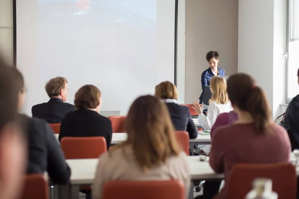 Woman giving presentation in lecture hall at university. — Stock Photo, Image