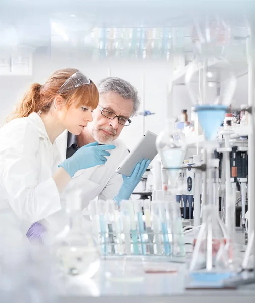 Gesundheitsforscher arbeiten im wissenschaftlichen Labor. — Stockfoto
