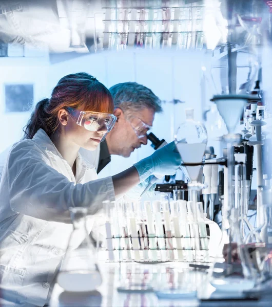 Onderzoekers in de gezondheidszorg die in een wetenschappelijk laboratorium werken. — Stockfoto
