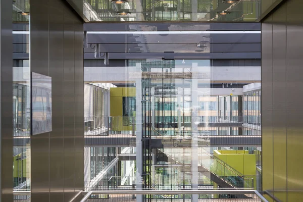 现代办公大楼中的抽象窗体反射. — 图库照片