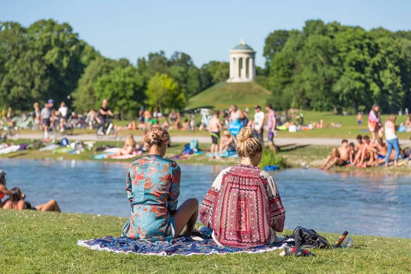 Lidé koželužství, plavání a těší na léto v Englischer Garten v Mnichově, Německo. — Stock fotografie