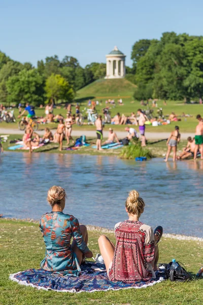 Bronzlaşma, yüzme ve Englischer Garten Münih, Almanya yaz zevk insanlar.