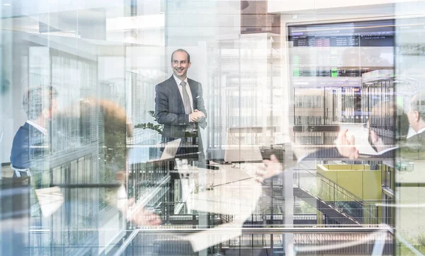 Presentación de negocios sobre reunión corporativa. — Foto de Stock