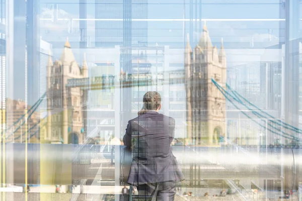 Un homme d'affaires britannique parle sur son téléphone portable à Londres, Royaume-Uni . — Photo