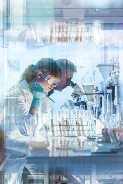 Pesquisadores de saúde que trabalham em laboratório científico. — Fotografia de Stock