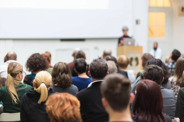 大学の講堂で講演をする女性. — ストック写真