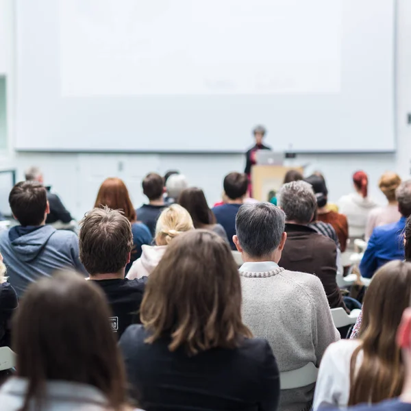 Woman giving presentation in lecture hall at university. — Stock Photo, Image