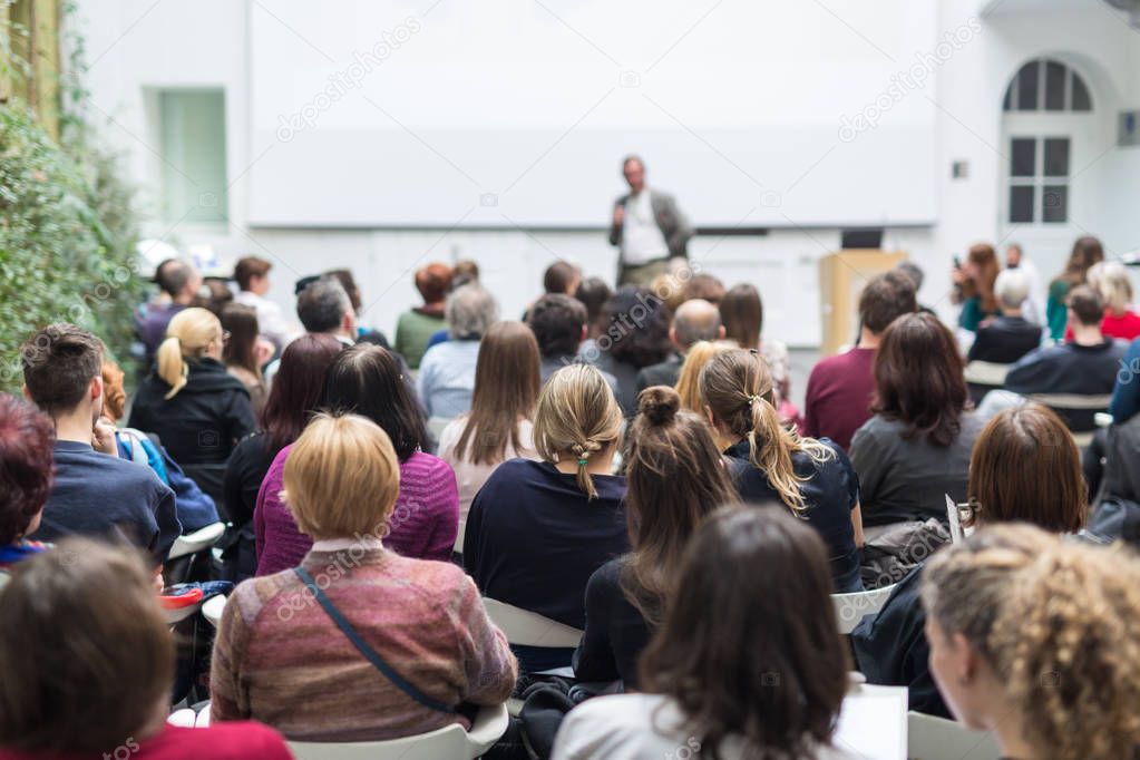 Man giving presentation in lecture hall at university.