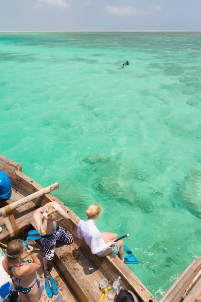 Woman snorkeling in clear shallow sea of tropical lagoon with turquoise blue water. — Stock Photo, Image