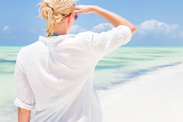 Mujer feliz disfrutando, relajándose alegremente en verano en la playa tropical . —  Fotos de Stock