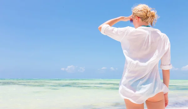Mujer feliz disfrutando, relajándose alegremente en verano en la playa tropical . —  Fotos de Stock