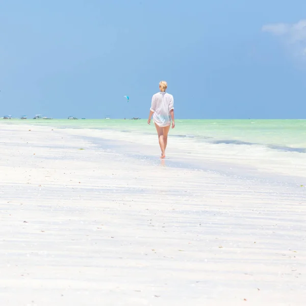 Happy woman having fun, enjoying summer, running along white tropical beach. — Stock Photo, Image