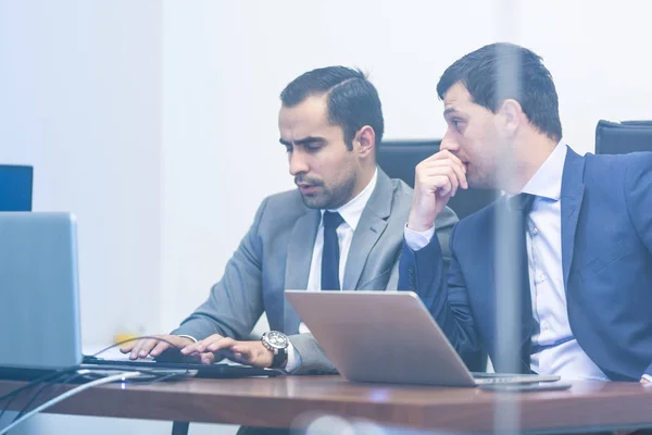 Empresarial chalessteam trabalhando em escritório moderno. — Fotografia de Stock