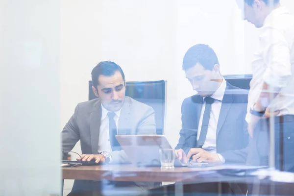 Empresarial chalessteam trabalhando em escritório moderno. — Fotografia de Stock