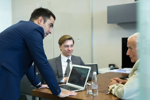 Gente de negocios sentada y lluvia de ideas en la reunión corporativa. —  Fotos de Stock