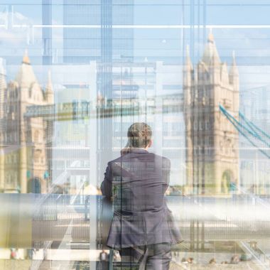 London City, İngiltere'de cep telefonu konuşurken İngiliz işadamı.