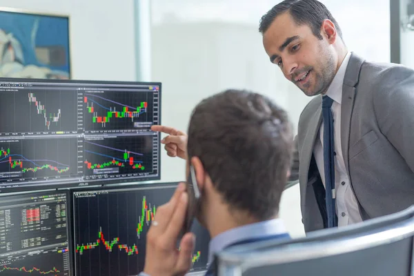 Effectenmakelaars kijken naar computerschermen, handelen online. — Stockfoto