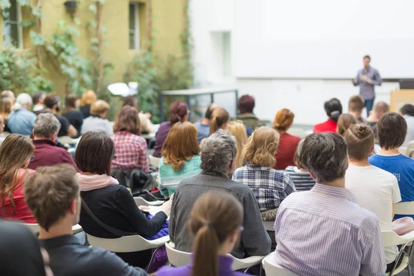 Mann hält Vortrag im Hörsaal der Universität. — Stockfoto