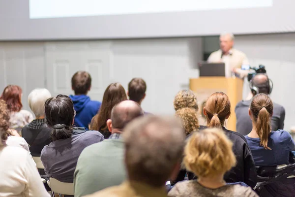 Het adres van politieke kandidaat maar zichzelf te vertegenwoordigen aan de kiezer. — Stockfoto