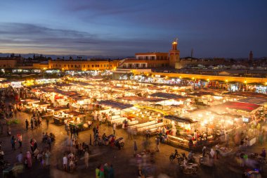 Jamaa el Fna pazar meydanında dusk, Marakeş, Fas, Kuzey Afrika.